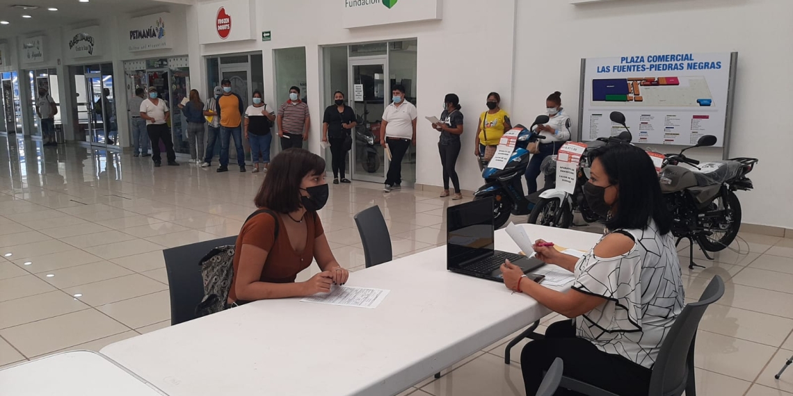 Responden a oferta de Wal Mart para obtener trabajo