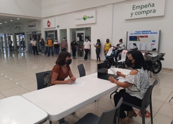 Responden a oferta de Wal Mart para obtener trabajo