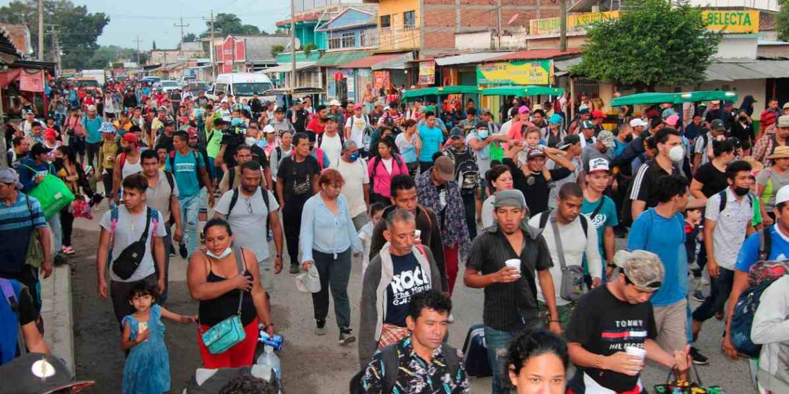 Caravana migrante avanza a paso lento por Chiapas y bajo vigilancia de la GN