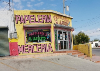 Investigan robo con violencia cometido en una papelería