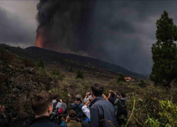 Ruge volcán en España y los habitantes temen nuevos sismos