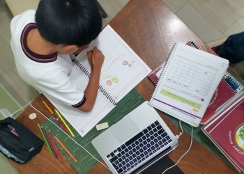 Afecta caída de WhatsApp a miles de estudiantes