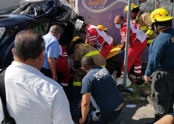 Mujer queda prensada en choque volcadura