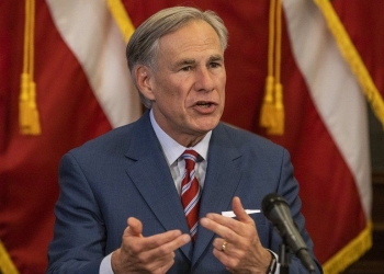 Firman decreto para prohibir pasaportes de vacunación en Texas