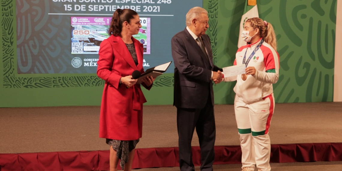 Entregan apoyos a medallistas olímpicos de Tokio 2020
