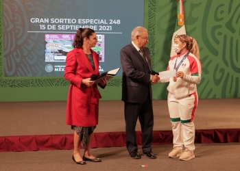 Entregan apoyos a medallistas olímpicos de Tokio 2020