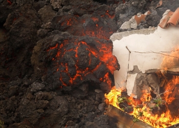 Volcán en la Isla de Palma continúa haciendo erupción