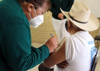 Posible tercera dosis de vacuna COVID19 para algunos Adultos Mayores