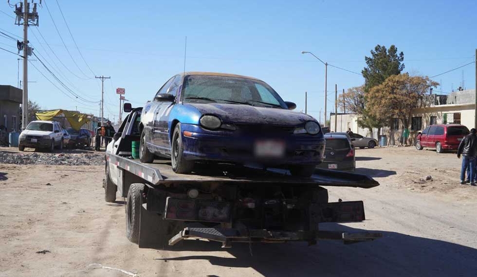 Se continúa atendiendo problemática de autos chatarra en vía pública
