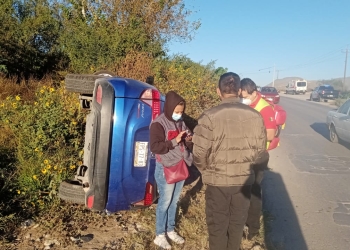 Vuelca por ser rebasado