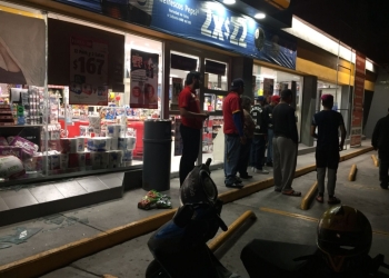 Llega al Oxxo y se lesiona el brazo