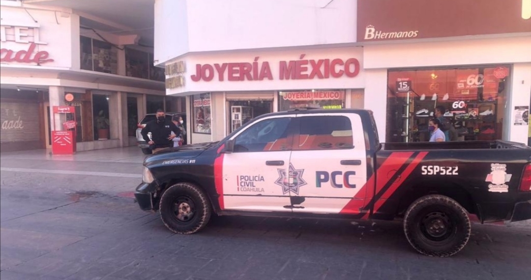 Finge ser cliente y asalta joyería
