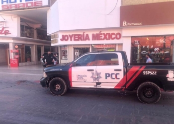 Finge ser cliente y asalta joyería
