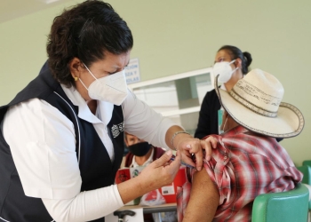 Personas vacunadas contra el COVID-19 pueden recibir vacuna de Influenza