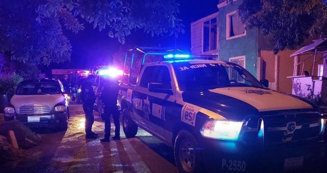 Roban aparatos electrónicos y dinero en efectivo de vivienda en sector Acoros