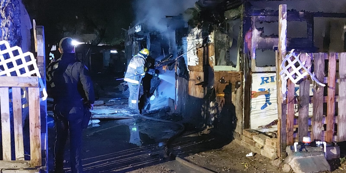 Fuego consume cuarto de madera