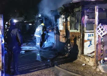 Fuego consume cuarto de madera