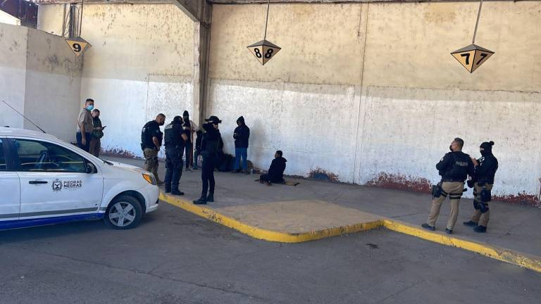 Aseguran a 11 migrantes africanos en la terminal de camiones