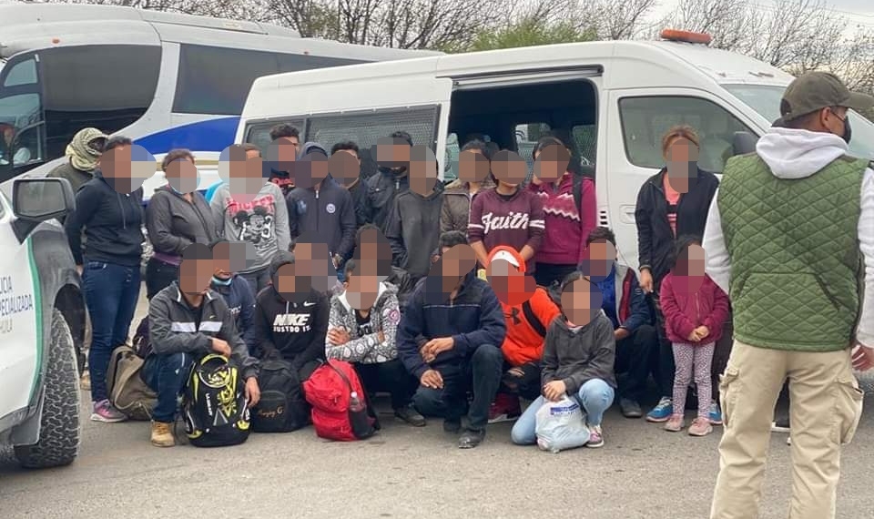 Detectan a 25 migrantes en autobús de pasajeros en retén militar