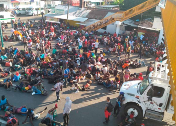 Migrantes bloquean carretera en Chiapas y exigen al INM autobuses