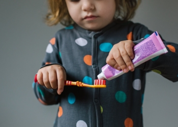 Profeco alerta sobre las pastas de dientes de niños y exhibe qué contienen realmente