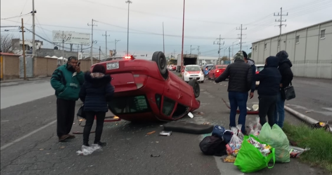 Le falta visibilidad y termina volcándose