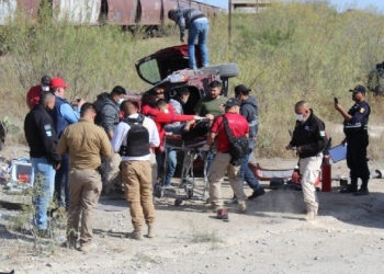 Tren embiste camioneta con dos adultos mayores en su interior