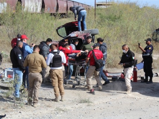 Tren embiste camioneta con dos adultos mayores en su interior