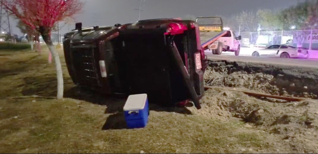 Abandonan pick up tras volcadura