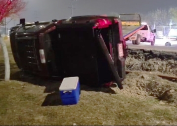 Abandonan pick up tras volcadura