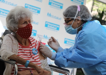Este martes iniciará vacunación de refuerzo en adultos mayores de 65 años