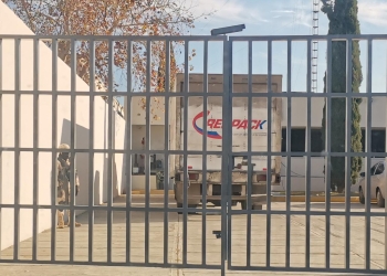 Detectan posible sustancia tóxica en camión de paquetería