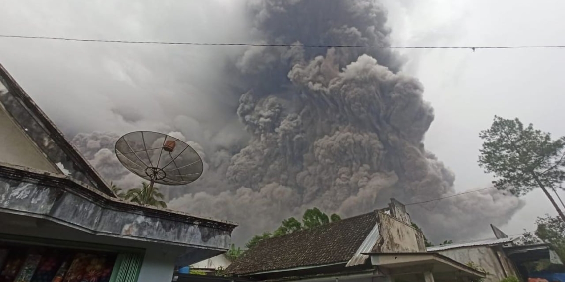Erupción de volcán Semeru obliga a miles de personas a huir en Indonesia