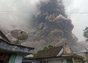 Erupción de volcán Semeru obliga a miles de personas a huir en Indonesia