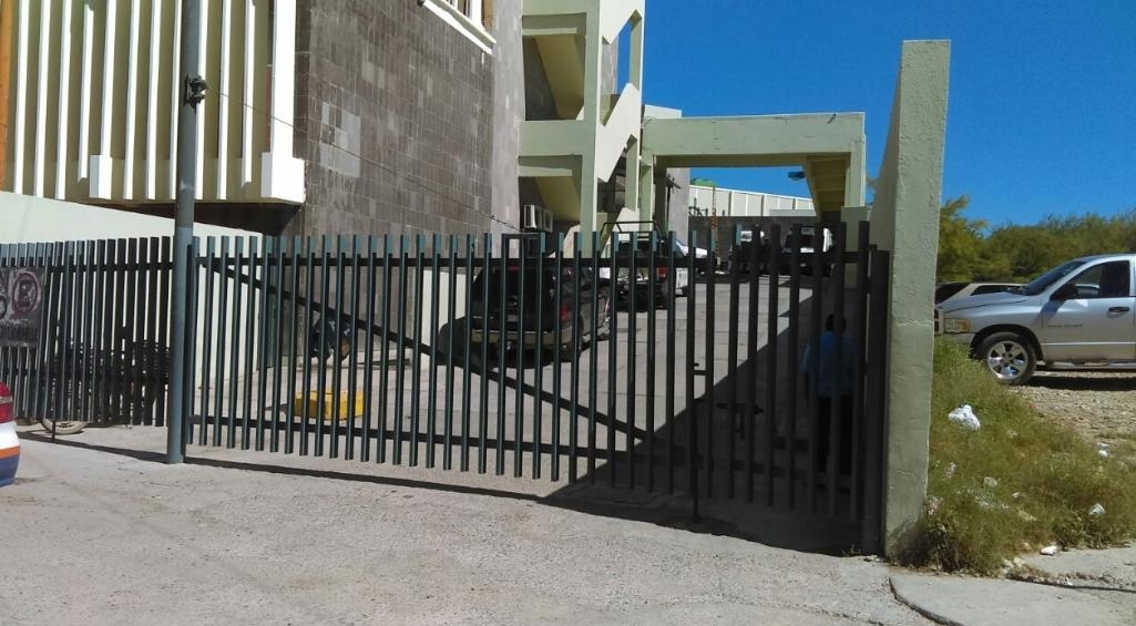Le roban pick up a enfermero de la clínica 11 del IMSS