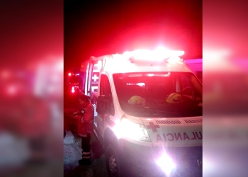 Vecinos lo golpean y navajean