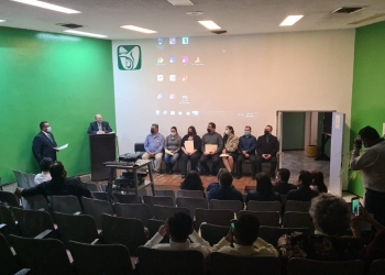 Entregan medallas por 25 años de servicio a trabajadores del IMSS en Piedras Negras
