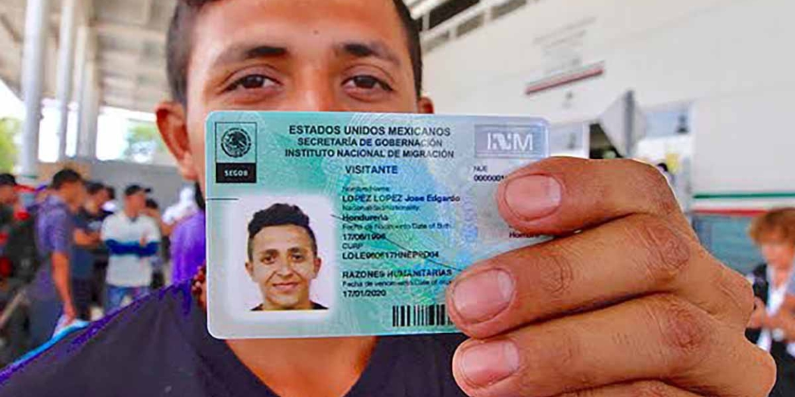 Entregan tarjetas de visitantes a integrantes de la caravana migrante