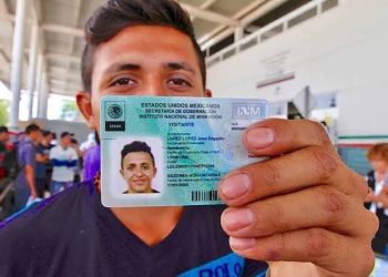 Entregan tarjetas de visitantes a integrantes de la caravana migrante