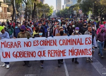 Integrantes de la Caravana Migrante ingresaron a Palacio Nacional: exigen que los dejen transitar libremente por México