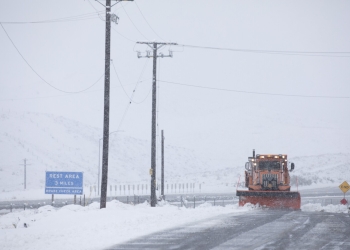 Gobernador de California declara estado de emergencia en 20 condados por tormentas de nieve