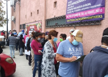 Continúan adultos mayores sin presentar comprobante de registro de la vacuna