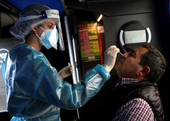 Hallan nuevo síntoma de la variante ómicron