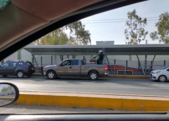 Jóvenes prenden el carbón en fila de vacunación