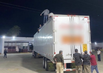 Rescatan 359 migrantes hacinados en un camión