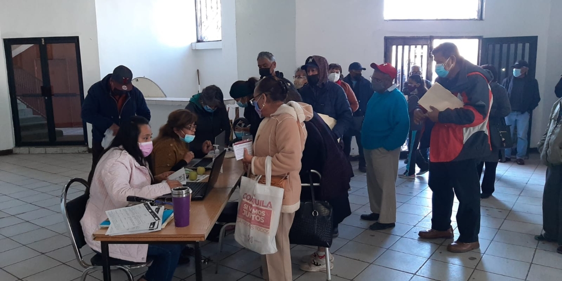 Reparten dos mil 200 tarjetas bancarias a beneficiarios “68 y Más”