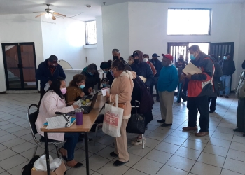 Reparten dos mil 200 tarjetas bancarias a beneficiarios “68 y Más”