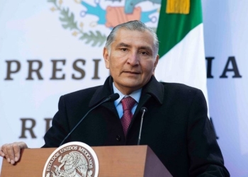 AMLO reposa con síntomas leves y dirige desde su habitación