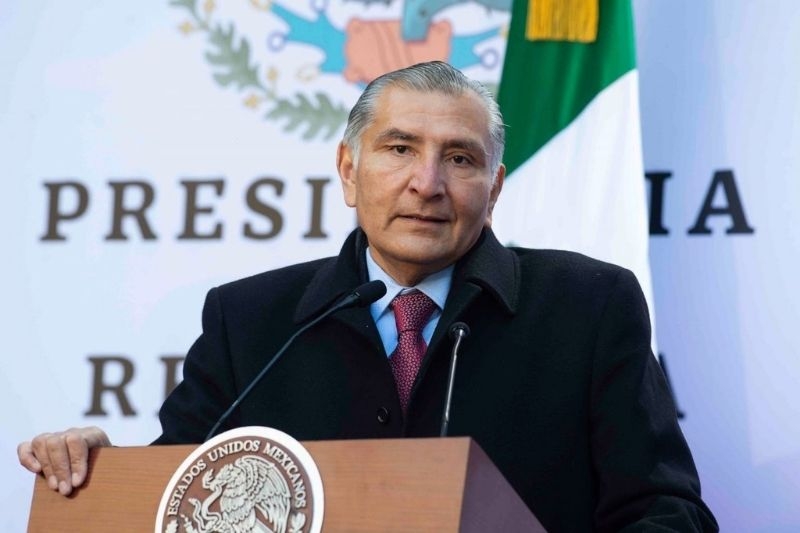 AMLO reposa con síntomas leves y dirige desde su habitación