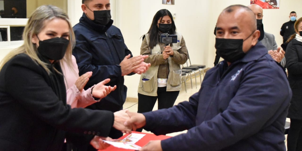 Entregan incentivos a policías y tránsitos cumplidos